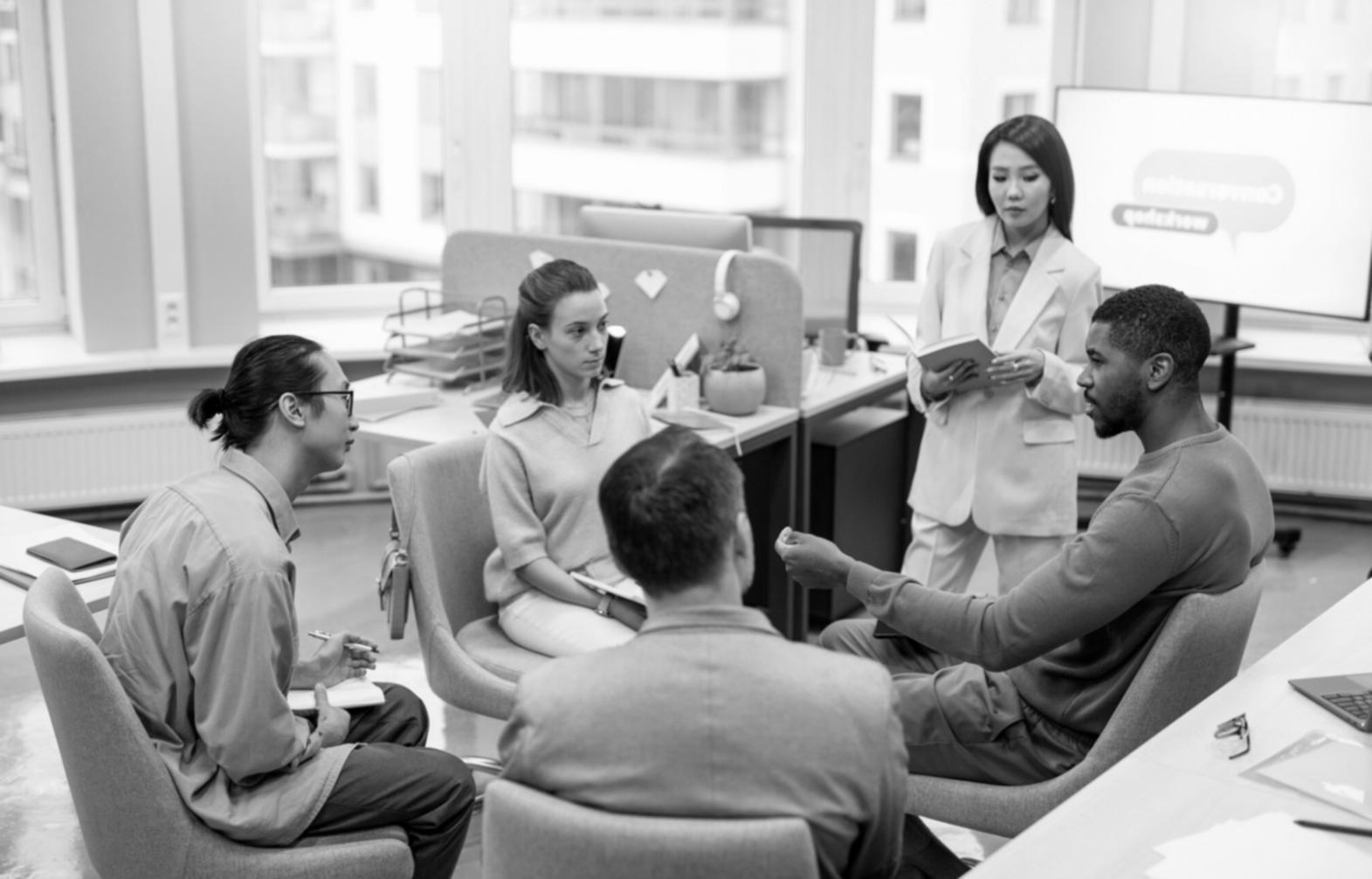 Estudiantes internacionales en clase de finanzas